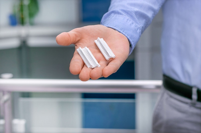 Fluid Break de circonio impreso en 3D para aplicaciones nucleares, impreso con una resolución de píxeles de 50 µm, cortesía de Hilgenberg Ceramics GmbH